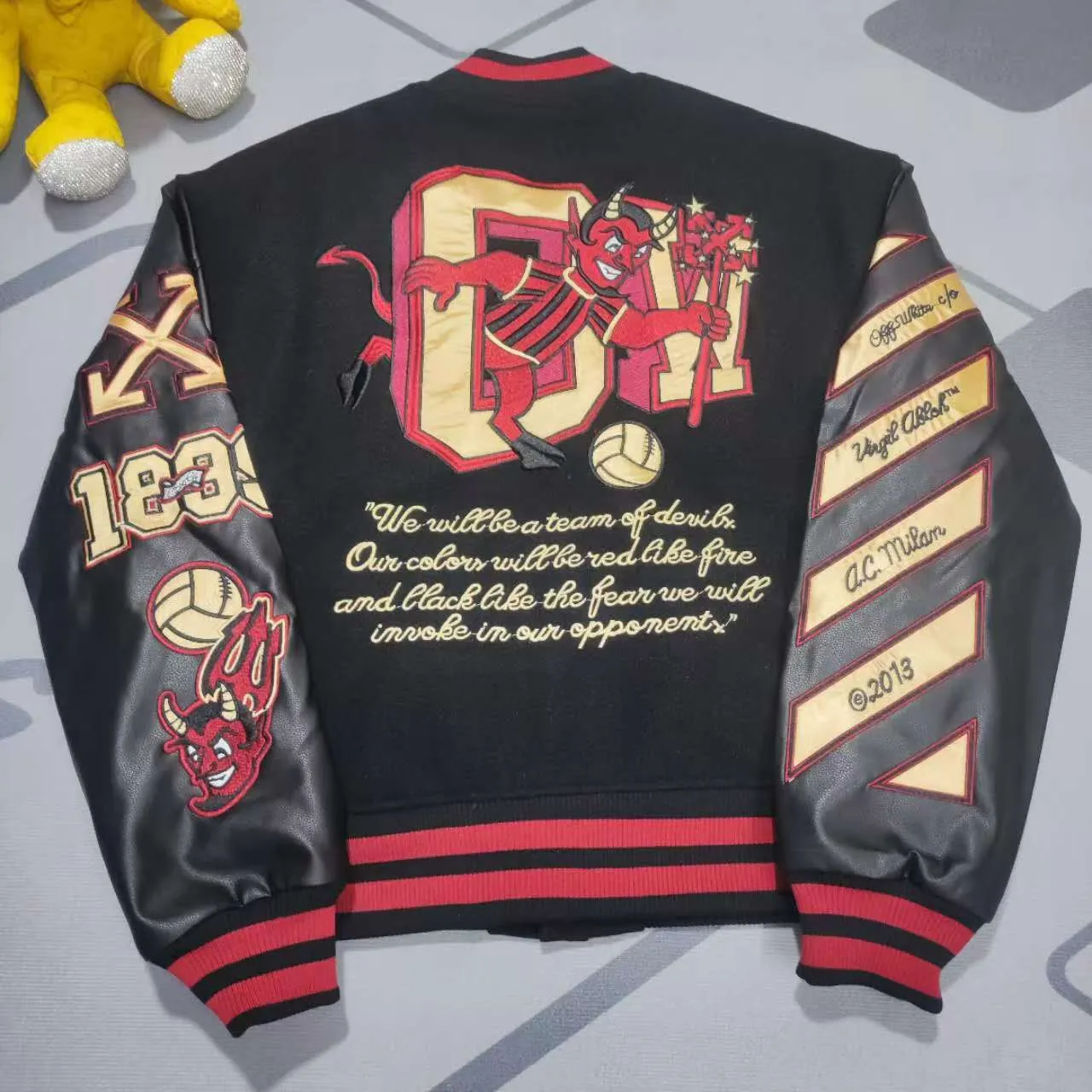 The top version of OW co-branded AC American retro loose embroidered baseball jersey motorcycle racing suit jacket couple VINTAGE jacket original packaging and original label 🔍 A full set of accessories are customized. Packaging elevators are all purchased from the original factory. All hardware parts are molded and customized. The color components of the fabric are restored one to one. The fabric composition is %65 wool, %15 natural silk, %10 spandex, %10 velvet and mixed custom-woven, with a total weight of more than 900 grams! And the most important thing is its color fastness, it will never fade! -The embroidery uses an imported towel embroidery machine. Each pattern is first embroidered on the fabric, and then engraved with an infrared laser, and then fixed with a sewing machine. The whole garment is labeled in many places, one is flat embroidered, and the large pattern on the back is directly embroidered on it. This dress has 4 different embroidery techniques⚠ -The sleeves are all made of two-layer pebbled fabric, which is processed, shaped, colored, washed, and the texture retains the original grain structure! Thick, plump and round! -The processing technology is extremely complex, the pieces are neatly spliced ​​and aligned, and the entire garment has precise wiring density. Gender-neutral style. Loose version. Self-conscious quality control. Details determine success or failure. Size: S M L XL P: 680